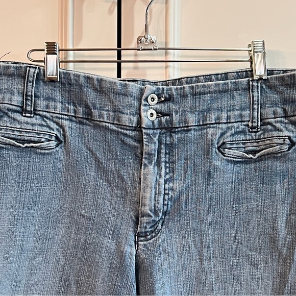 Chico’s Large / Size 14 Platinum Denim Capri Jeans - Light Wash (Chico’s 2.5) - Picture 2 of 6